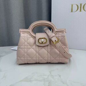 Classic DIOR Bag: A Stylish and Versatile Choice for Elegance